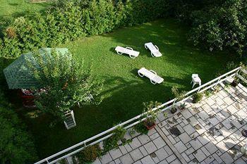 Flora Apartment